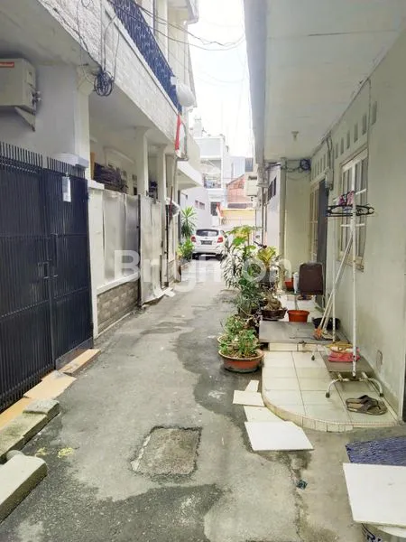 image RUMAH DI BAWAH 1 M DALAM GANG, KEBON JERUK XIII TAMAN SARI JAKARTA BARAT SERTIFIKAT DI BANK BISA LANJUTKAN KPR UK. 7X8 M2 RUMAH 2 LANTAI HADAP BARAT (1)
