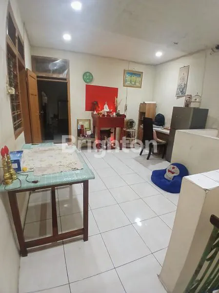 image RUMAH DI BAWAH 1 M DALAM GANG, KEBON JERUK XIII TAMAN SARI JAKARTA BARAT SERTIFIKAT DI BANK BISA LANJUTKAN KPR UK. 7X8 M2 RUMAH 2 LANTAI HADAP BARAT (2)