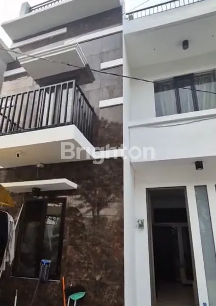 image RUMAH 2 LANTAI FURNISHED BABATAN PRATAMA SIAP HUNI DEKAT RAYA WIYUNG MENGANTI ROYAL RESIDENCE GUNUNGSARI LIDAH CITRALAND PAKUWON MALL (1)