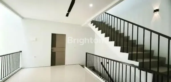 image RUMAH MEWAH 3 LANTAI DEKAT WTC & MALL MANGGA DUA, PADEMANGAN (5)