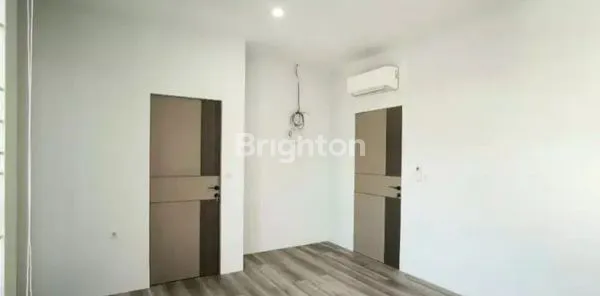 image RUMAH MEWAH 3 LANTAI DEKAT WTC & MALL MANGGA DUA, PADEMANGAN (6)