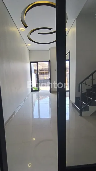 image MURAH RUMAH BARU BAGUS 2 LANTAI DI LEBAK SELANGKAH DARI RAYA KENJERAN HARGA 1,1M (4)