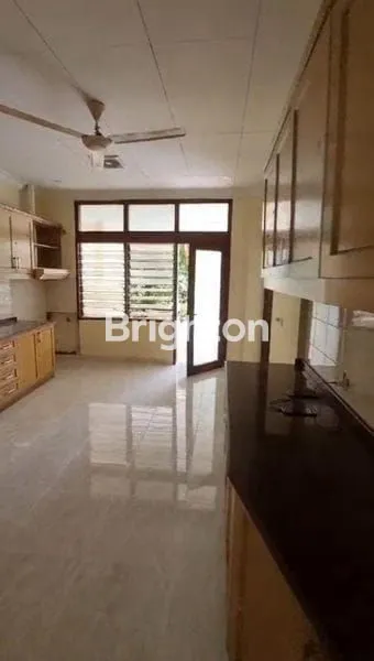 image RUMAH MEWAH DENGAN KOLAM RENANG DI KAWASAN PREMIUM KEMANG, JAKARTA SELATAN (3)