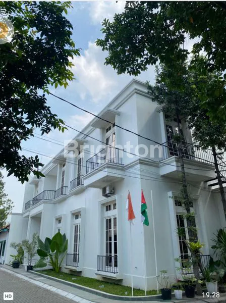 image PROPERTI PREMIUM: RUMAH MEGAH LUAS TANAH 300M2 LUAS BANGUNAN 550M2 FASILITAS LENGKAP (1)