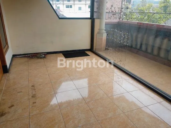 image DI JUAL RUMAH MEWAH 2 LANTAI DI SAWOJAJAR MALANG - 5 KT, 3 KM, 212 M2, WATER HEATER TENAGA SURYA2750000 (6)