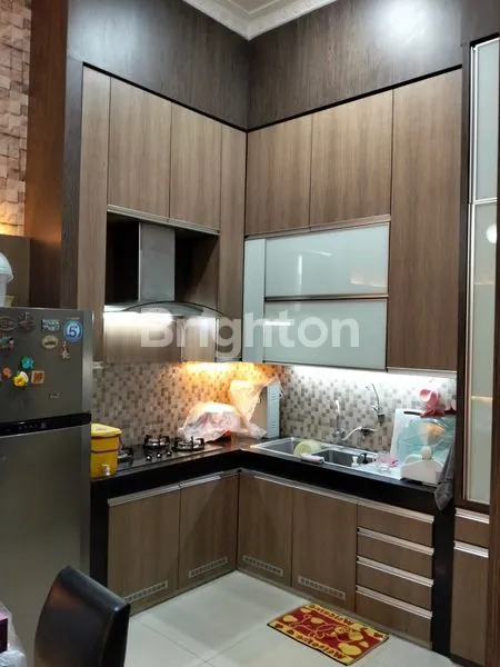 image RUMAH MEWAH 3 LANTAI FULL FURNISH DI GRAHA TENUN MEDAN PETISAH (2)