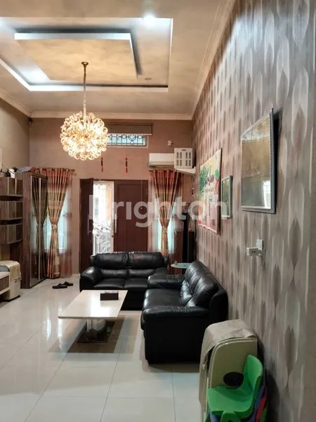 image RUMAH MEWAH 3 LANTAI FULL FURNISH DI GRAHA TENUN MEDAN PETISAH (3)