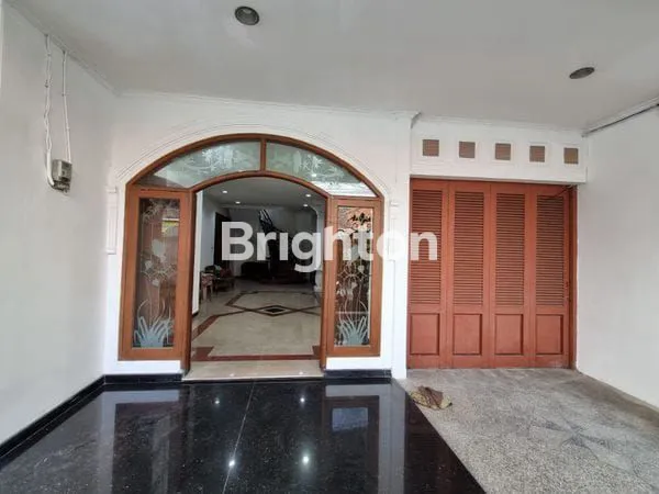 image RUMAH MEWAH STRATEGIS TENGAH KOTA (1)