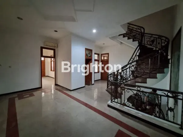 image RUMAH MEWAH STRATEGIS TENGAH KOTA (3)