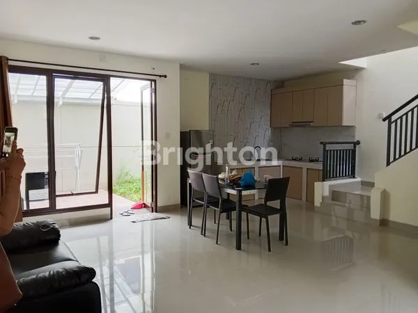 image RUMAH MEWAH 2 LANTAI SEMI FURNISHED DI ORCHARD PARK BATAM (3)