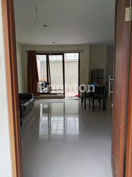 image RUMAH MEWAH 2 LANTAI SEMI FURNISHED DI ORCHARD PARK BATAM (2)