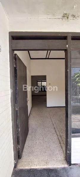 image RUMAH LUAS DAN LAPANG 2 TINGKAT FULL BANGUNAN SIAP RENOV DEKAT KAMPUS ABM DAN  SUHAT (3)