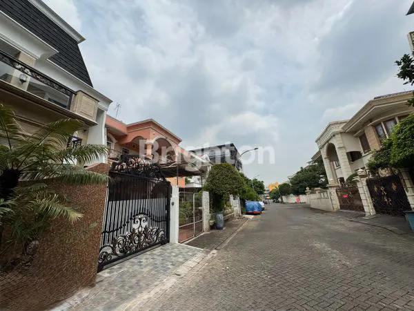 image DIJUAL RUMAH KLASIK MODERN 2,5 LANTAI DI KELAPA GADING JAKARTA UTARA (2)