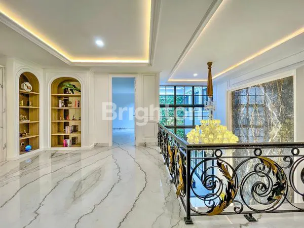 image DIJUAL RUMAH KLASIK MODERN 2,5 LANTAI DI KELAPA GADING JAKARTA UTARA (7)