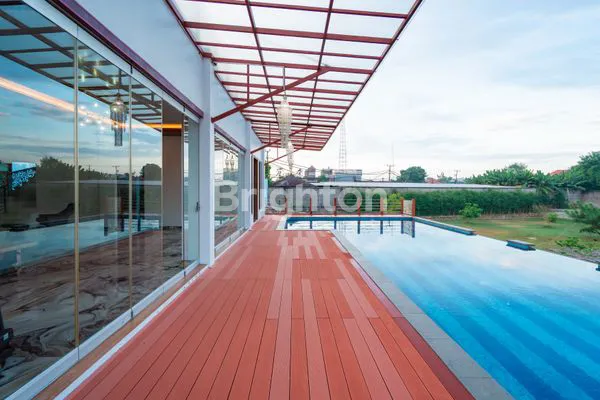 image RUMAH MEGAH DENGAN TAMAN LUAS & ROOFTOP VIEW GWK (3)