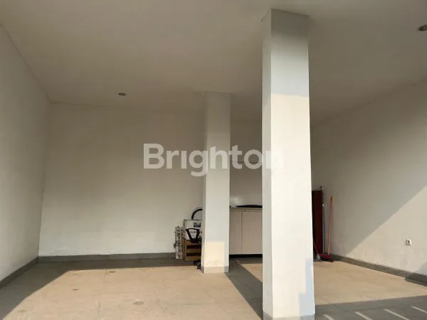 image RUMAH MEWAH 3 LANTAI SEMI FURNISH VIEW TAMAN DI WARU TMII (3)