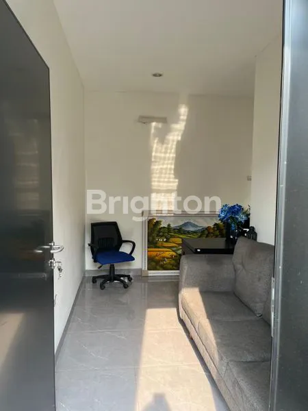 image RUMAH MEWAH 3 LANTAI SEMI FURNISH VIEW TAMAN DI WARU TMII (6)