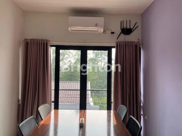 image RUMAH MEWAH 3 LANTAI SEMI FURNISH VIEW TAMAN DI WARU TMII (8)