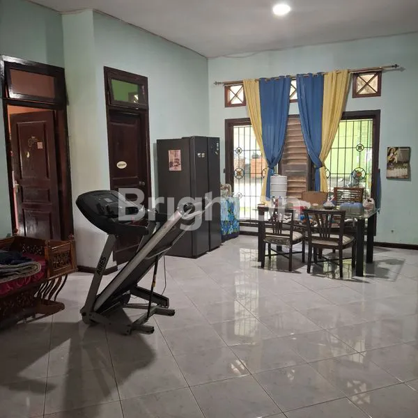 image RUMAH STRATEGIS DENGAN 3 USAHA MENGUNTUNGKAN (5)