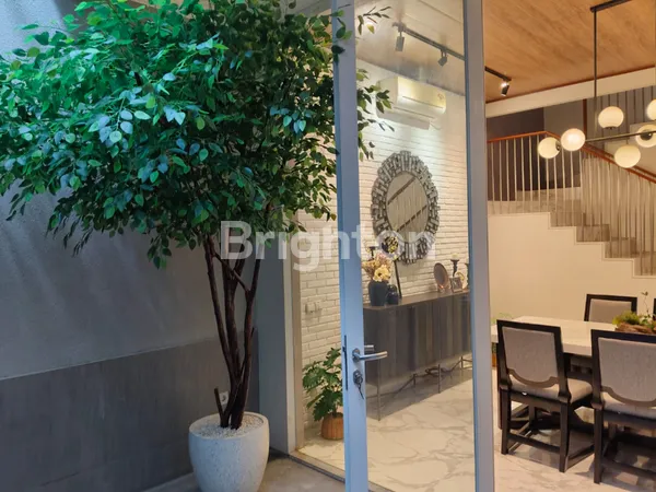 image RUMAH MEWAH FULL FURNISH SIAP HUNI, LINGKUNGAN NYAMAN DAN ASRI DI PAKUWON INDAH SURABAYA BARAT (4)