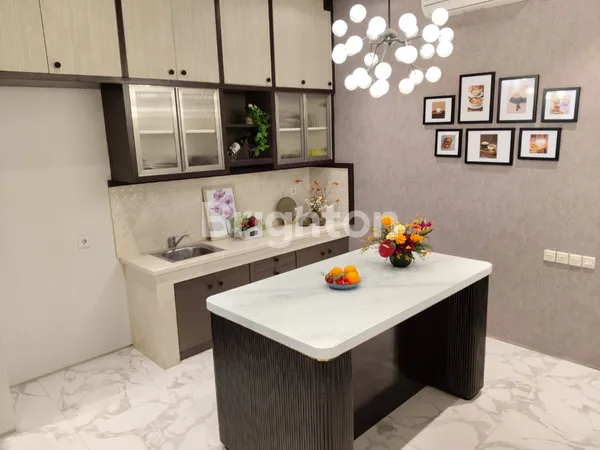 image RUMAH MEWAH FULL FURNISH SIAP HUNI, LINGKUNGAN NYAMAN DAN ASRI DI PAKUWON INDAH SURABAYA BARAT (5)