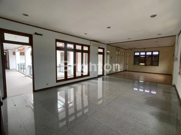 image KOMERSIAL AREA RAYA JEMURSARI, LOKASI SUPERRRR CIAMIKKKK.. GEDUNG RAYA JEMURSARI._BISA UNTUK KANTOR / BANK / RESTO, DLL. (5)