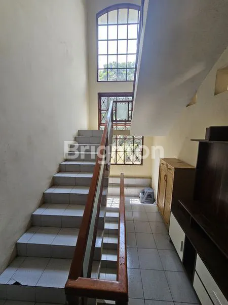 image RUMAH MEWAH 2 LANTAI HOOK VIEW TAMAN DI BUKIT CINERE DEPOK (4)