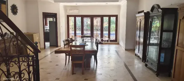 image RUMAH 2 LANTAI TROPIS ASRI DENGAN TAMAN LUAS & KOLAM RENANG (4)