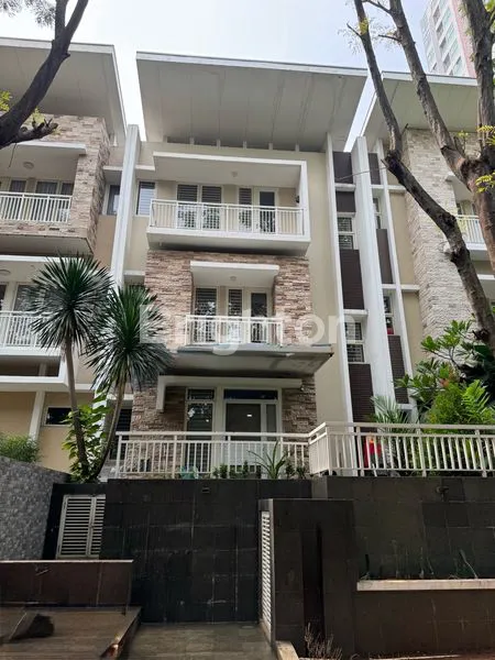 image DIJUAL RUMAH KONSEP TOWNHOUSE 4 LANTAI DI KELAPA GADING JAKARTA UTARA (1)