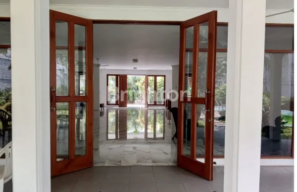 image RUMAH PREMIUM ASRI, BAGUS, ELEGAN, MEWAH LOKASI NYAMAN STRATEGIS ADA KOLAM RENANG, SANGAT TERAWAT, BEBAS BANJIR DI KEMANG V JAKARTA SELATAN (DEKAT KEMANG VILLAGE) (3)