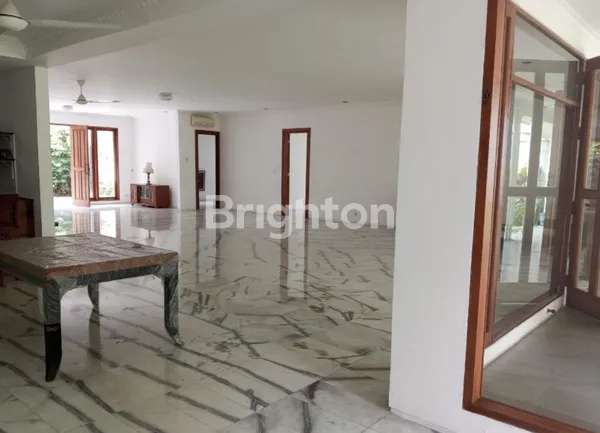 image RUMAH PREMIUM ASRI, BAGUS, ELEGAN, MEWAH LOKASI NYAMAN STRATEGIS ADA KOLAM RENANG, SANGAT TERAWAT, BEBAS BANJIR DI KEMANG V JAKARTA SELATAN (DEKAT KEMANG VILLAGE) (4)