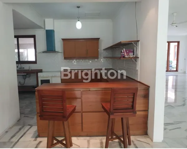 image RUMAH PREMIUM ASRI, BAGUS, ELEGAN, MEWAH LOKASI NYAMAN STRATEGIS ADA KOLAM RENANG, SANGAT TERAWAT, BEBAS BANJIR DI KEMANG V JAKARTA SELATAN (DEKAT KEMANG VILLAGE) (7)