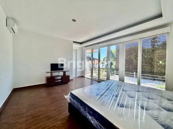 image RUMAH LUAS CANTIK DAN ELEGAN (6)