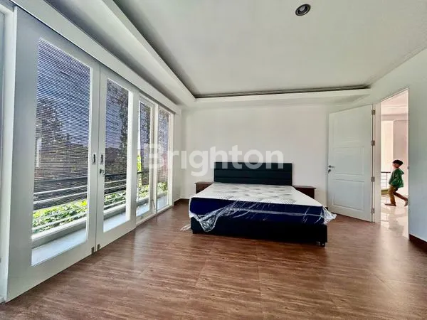 image RUMAH LUAS CANTIK DAN ELEGAN (7)