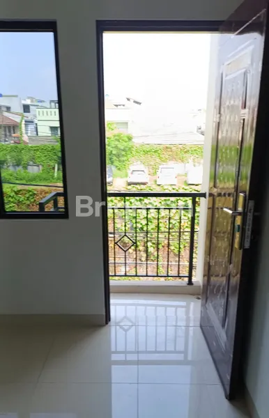 image RUMAH BARU 3 LANTAI MODERN – 4 KAMAR TIDUR, LOKASI STRATEGIS DI DURI KEPA, JAKARTA BARAT (5)