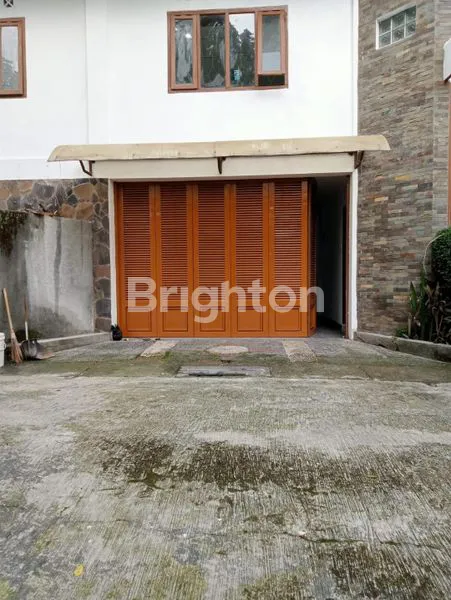 image RUMAH 3 LANTAI GEGER KALONG HILIR MAINROAD (4)