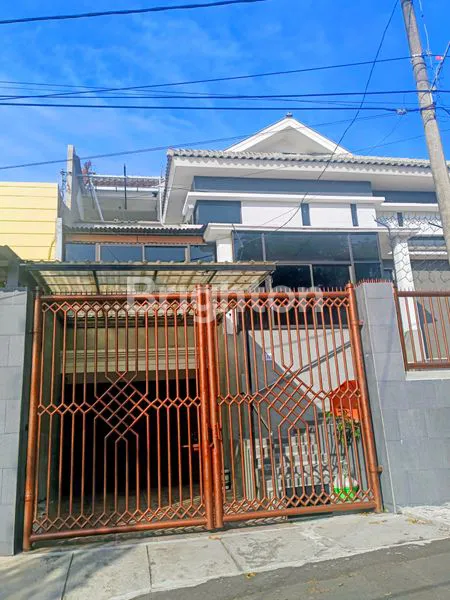 image RUMAH MEWAH 3 LANTAI HARGA MIRING DI KAWASAN ELITE TIDAR, DEKAT UB 2 DAU MALANG (3)