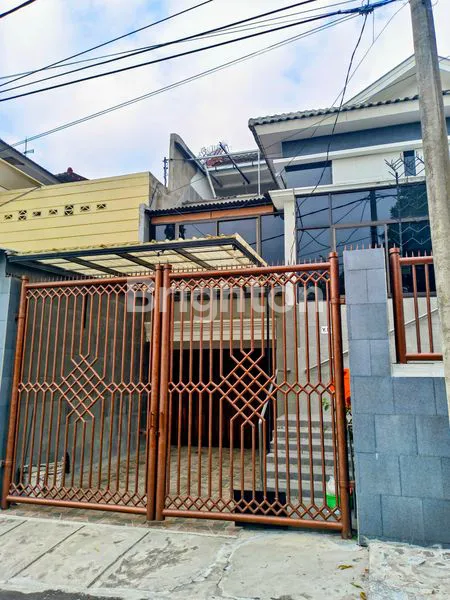 image RUMAH MEWAH 3 LANTAI HARGA MIRING DI KAWASAN ELITE TIDAR, DEKAT UB 2 DAU MALANG (2)