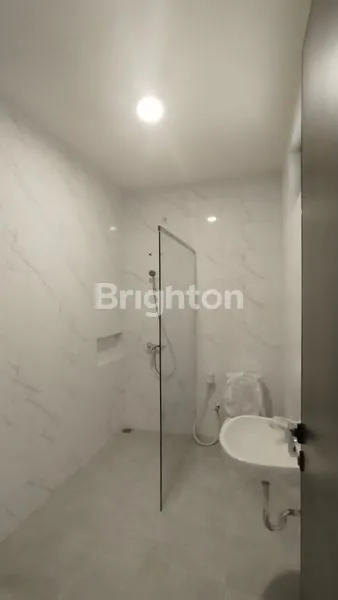 image RUMAH MEWAH 2 LANTAI DI PANTAI MENTARI ROW LEBAR SHM SIAP HUNI (5)