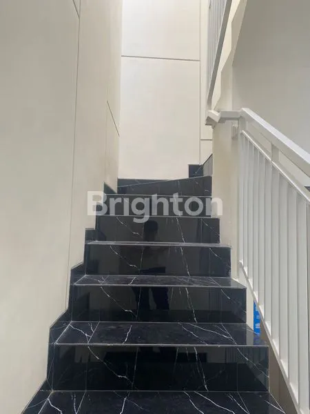 image RUMAH BARUK TENGAH MODERN MINIMALIS BARU GRESS DEKAT MERR (6)