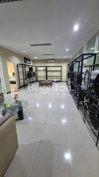 image DISEWAKAN BANGUNAN KOMERSIL RAYA BRATANG SIAP PAKAI, JALANAN RAMAI STRATEGIS DEKAT TENGAH KOTA   (3)