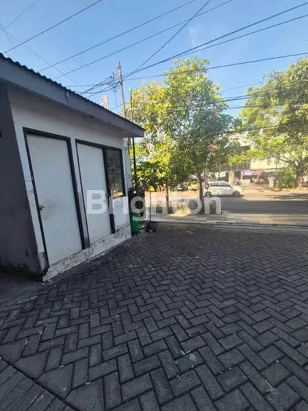 image DISEWAKAN BANGUNAN KOMERSIL RAYA BRATANG SIAP PAKAI, JALANAN RAMAI STRATEGIS DEKAT TENGAH KOTA   (6)