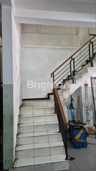 image DISEWAKAN BANGUNAN KOMERSIL RAYA BRATANG SIAP PAKAI, JALANAN RAMAI STRATEGIS DEKAT TENGAH KOTA   (8)