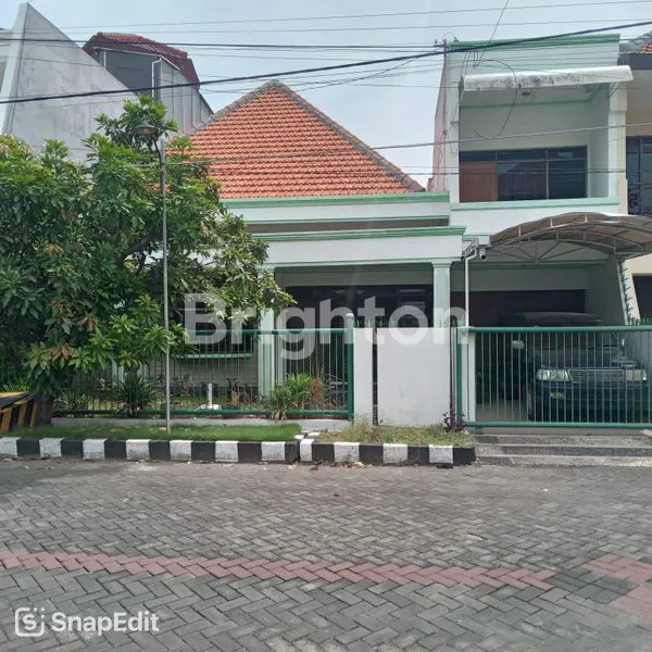 image RUMAH 2ND SIAP PAKAI DI PERUMAHAN MANYAR KARTIKA LUAS 300 (12X25) ROW JALAN 3 MOBIL LOSS BISA KPR (1)