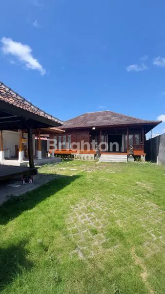 image DI SEWAKAN RUMAH KAYU ESTETIK FULL FURNISH HALAMAN LUAS LINGKUNGAN ELITE  LOKASI STRATEGIS RENON (1)