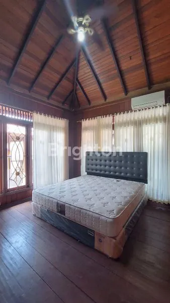 image DI SEWAKAN RUMAH KAYU ESTETIK FULL FURNISH HALAMAN LUAS LINGKUNGAN ELITE  LOKASI STRATEGIS RENON (5)