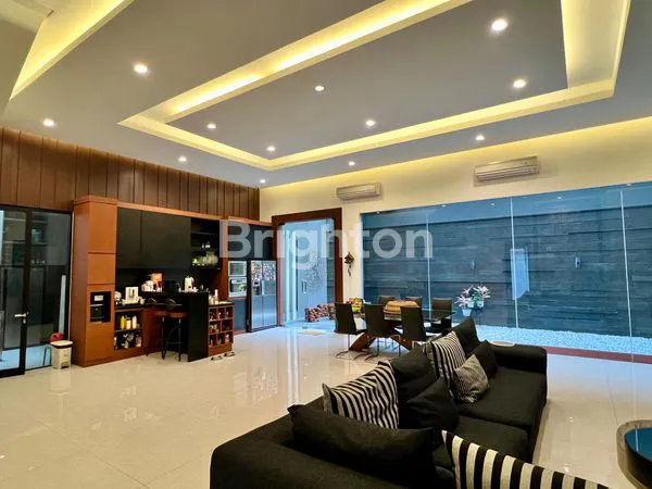 image RUMAH PREMIUM CITRALAND! SPLIT LEVEL FULL FURNISH LOKASI TERBAIK DEKAT GWALK, DEKAT PAKUWON MALL, DEKAT GRAHA FAMILY, DEKAT UNIVERSITAS CIPUTRA, DEKAT WEST RADIAL ROAD! (2)