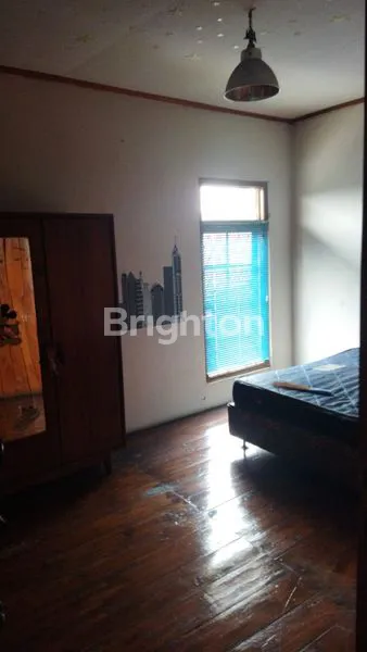 image RUMAH LUAS DAN EKSKLUSIF LUAS TANAH 220M2 LUAS BANGUNAN  350M2 COCOK UNTUK KELUARGA BESAR (8)