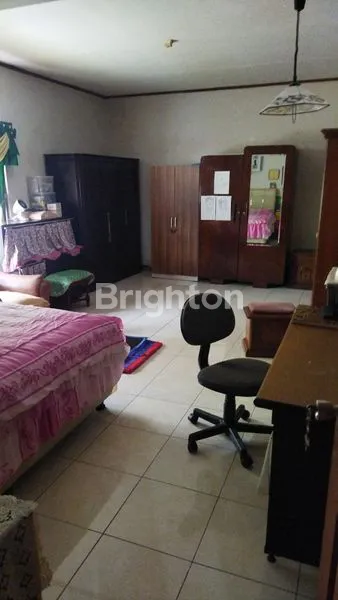 image RUMAH LUAS DAN EKSKLUSIF LUAS TANAH 220M2 LUAS BANGUNAN  350M2 COCOK UNTUK KELUARGA BESAR (6)