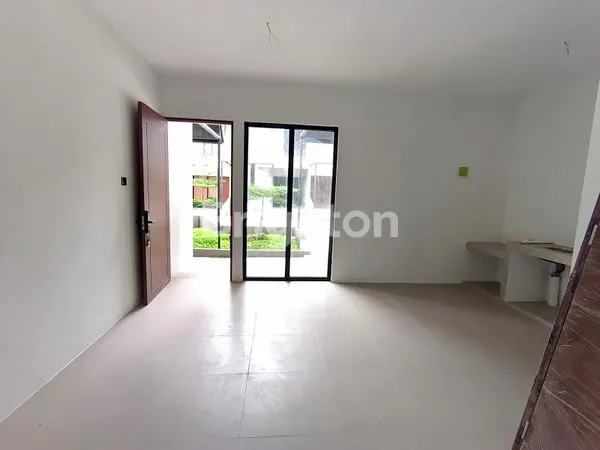 image RUMAH BARU SIAP HUNI LEBAR 5,5 METER DENGAN TEKNOLOGI SMART DOOR DI KOMPLEK YUU AT CONTEMPO - JL BRIGJEND ZEIN HAMID - MEDAN (4)